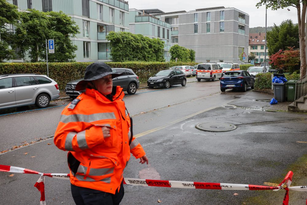 Nach Angriff in Zürich: Polizist riegelt Straße ab