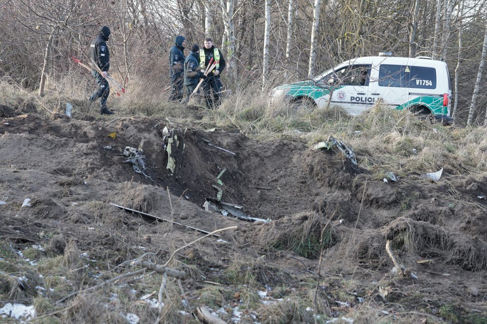 Absturzstelle in Litauen Ein Frachtflugzeug war knapp neben einem Wohngebäude in Litauen abgestürzt