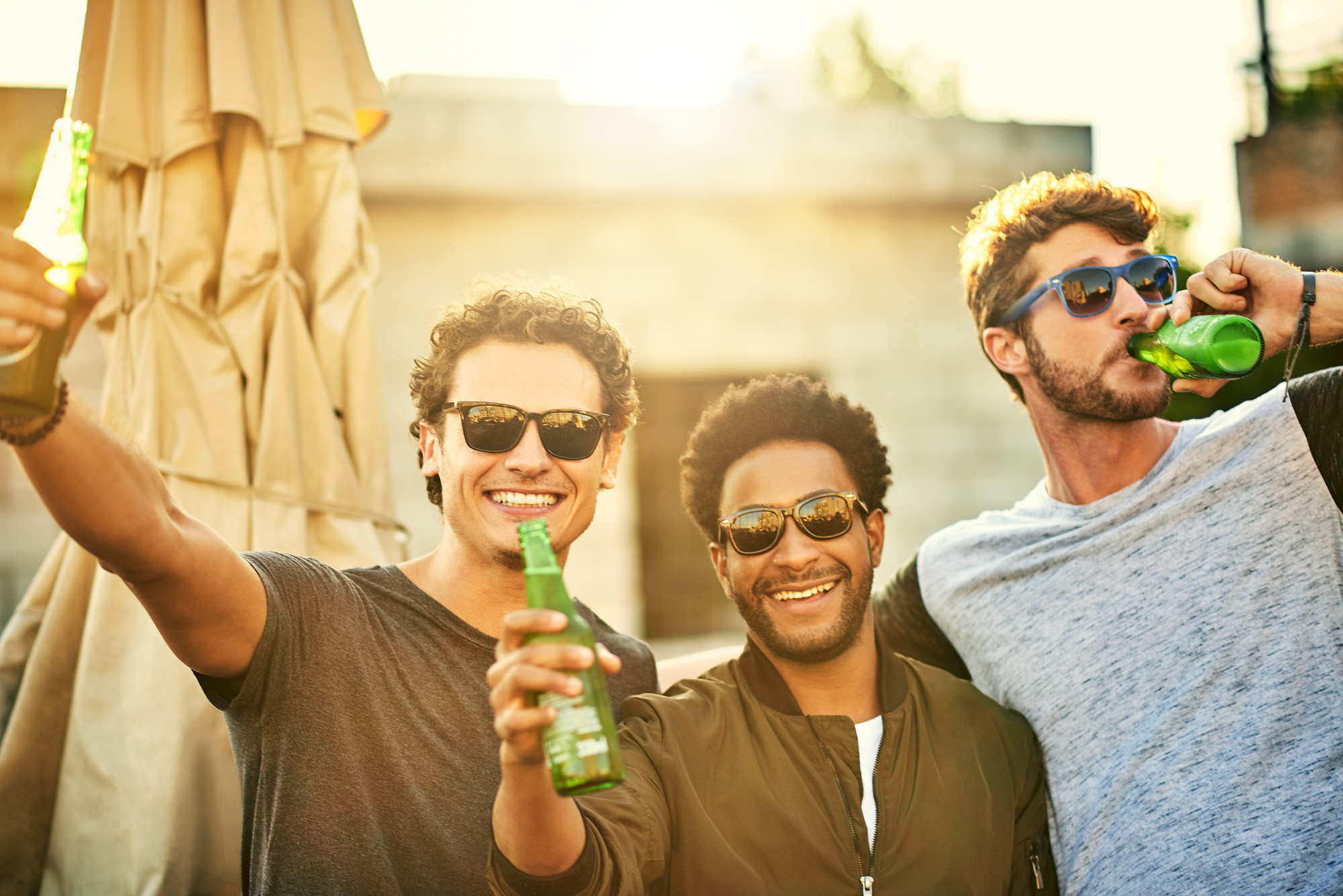 Junge Männer, die Alkohol konsumieren