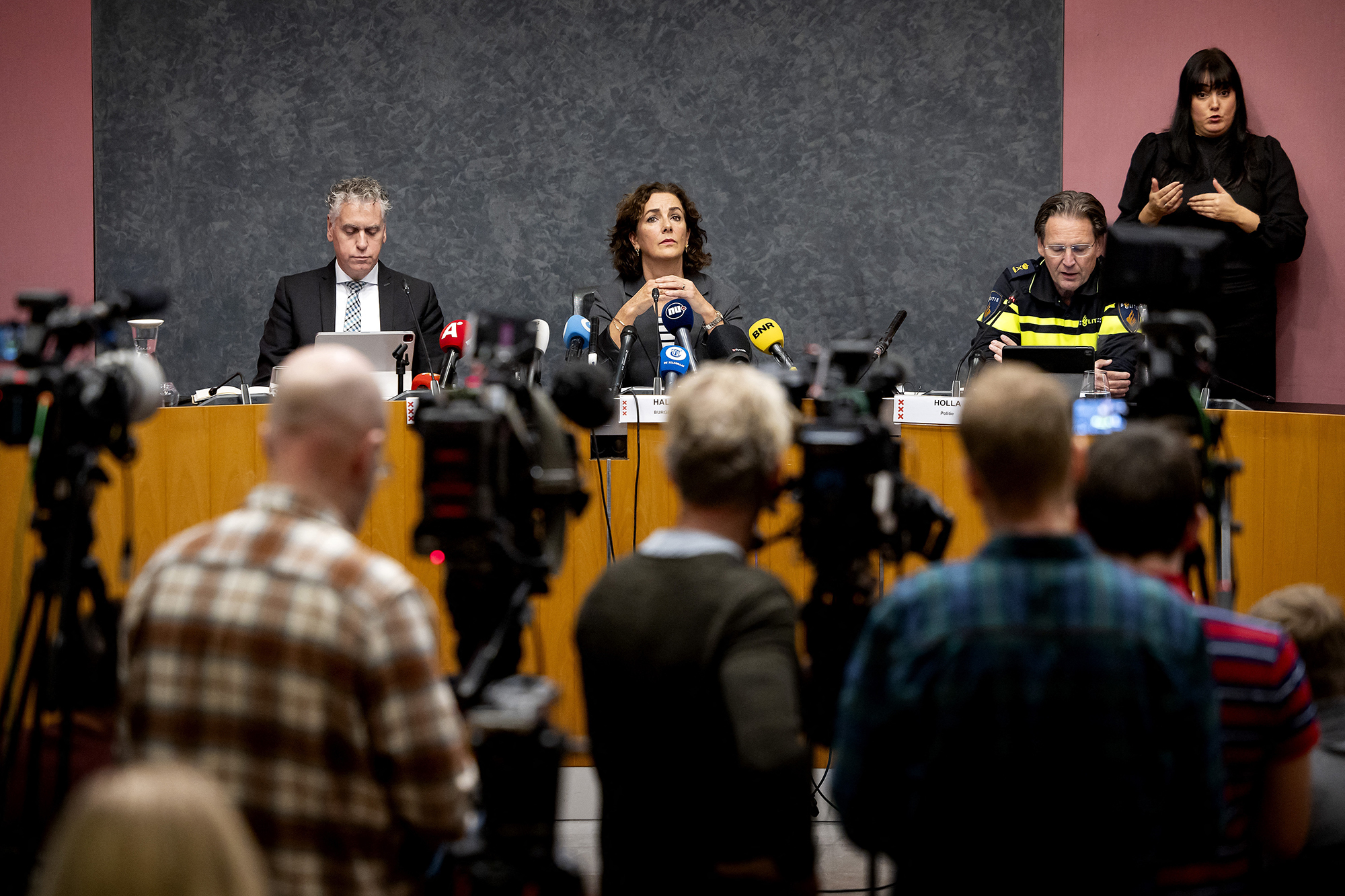 Generalstaatsanwalt Rene de Beukelaer, die Bürgermeisterin von Amsterdam Femke Halsema und der zuständige Polizeichef Peter Holla bei einer Pressekonferenz in Amsterdam nach den antisemitischen Attacken