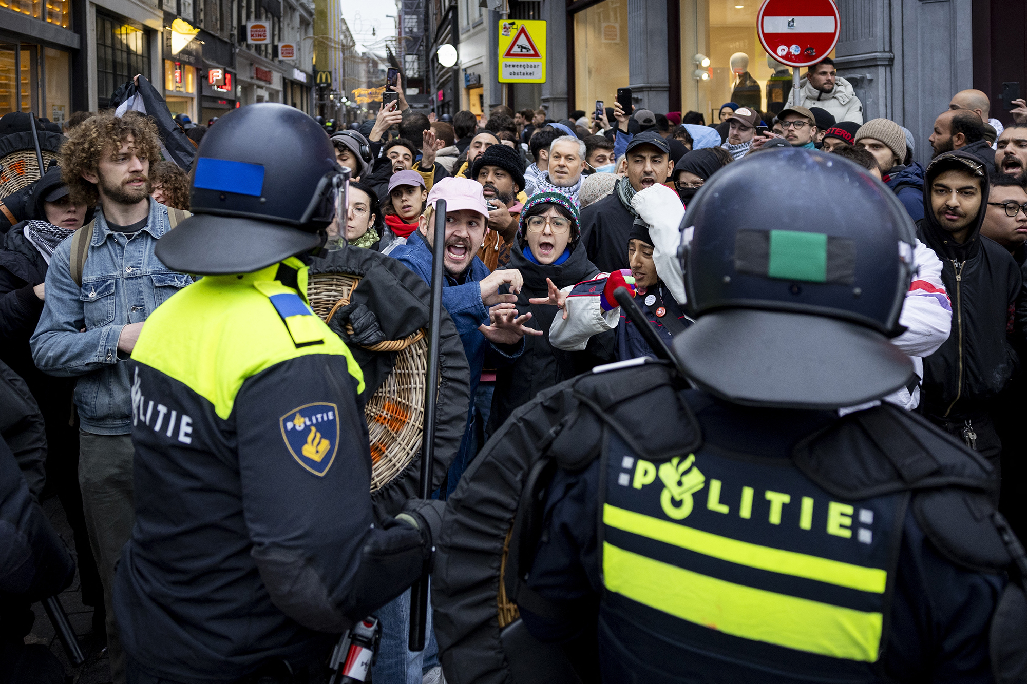 Polizisten drängen propalästinensische Demonstranten zurück