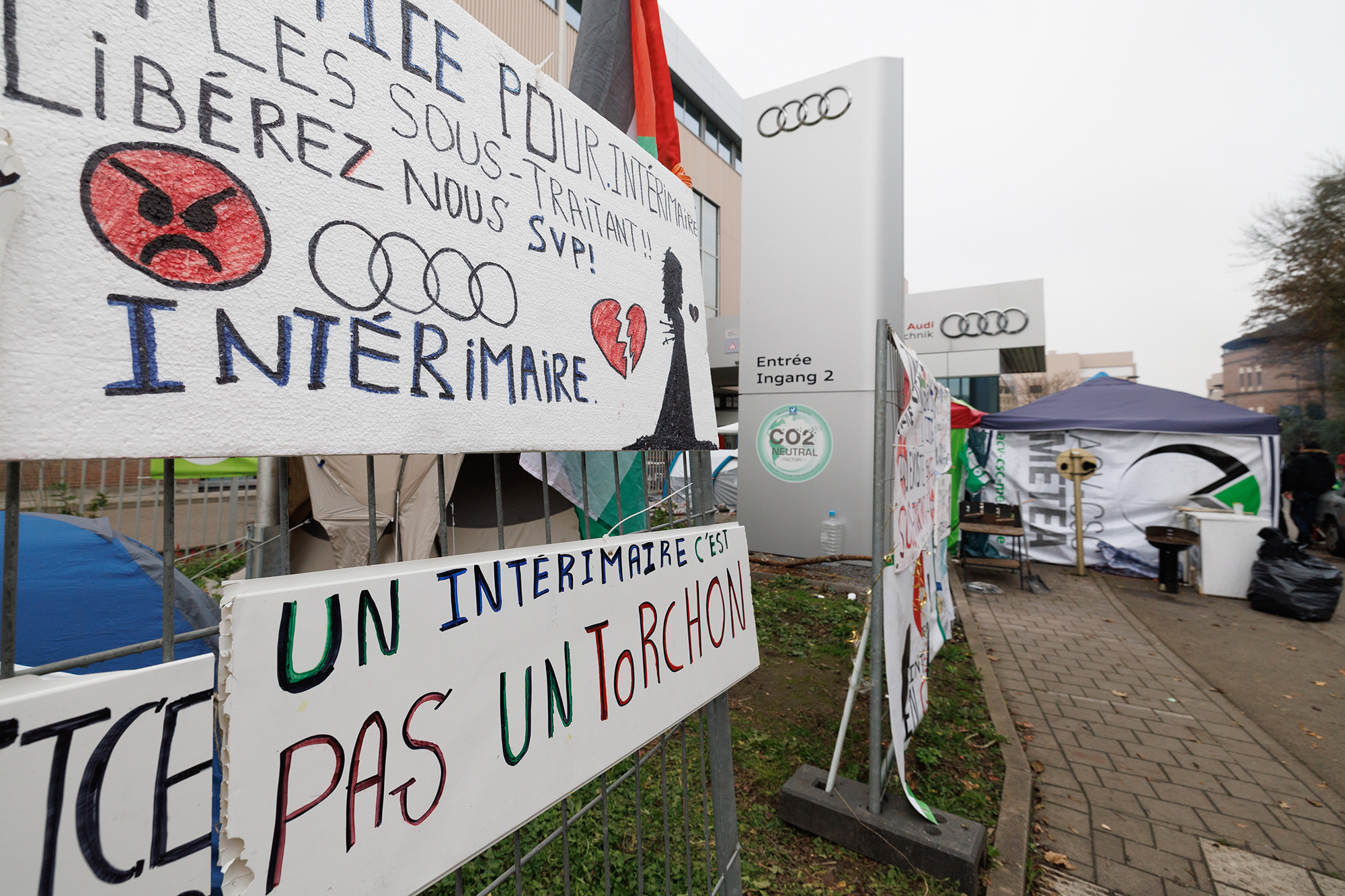 Protestschilder am Eingang des Audi-Werks in Forest