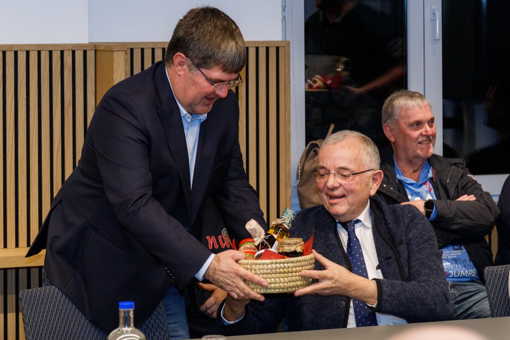 Bürgermeister Mario Pitz (l.) überreicht August Boffenrath einen Präsentkorb