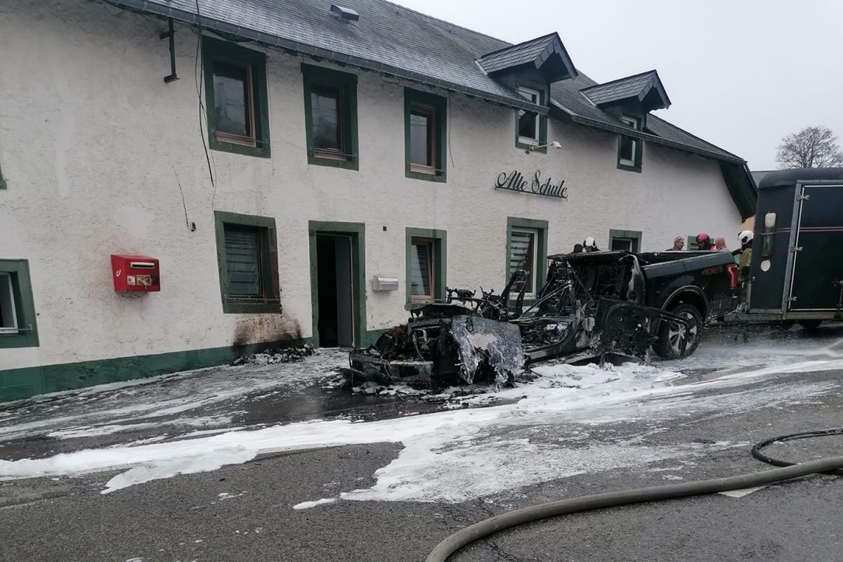 Feuerwehreinsatz in Deidenberg: Fahrzeug vor der 'Alten Schule' ausgebrannt