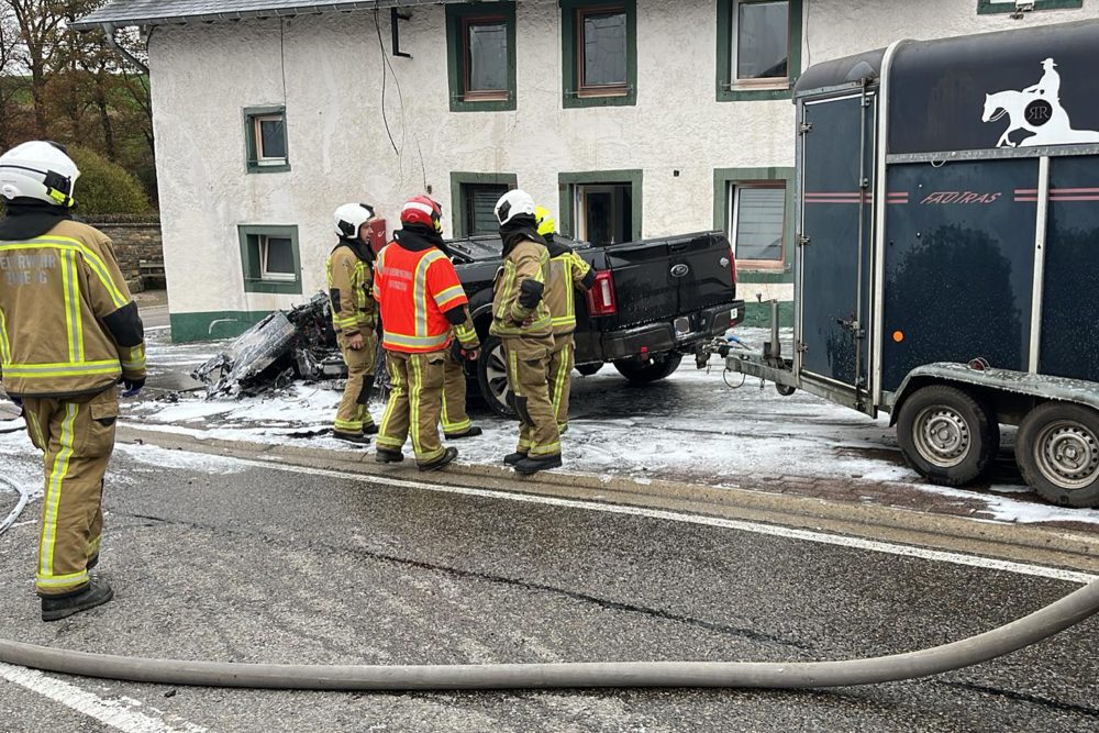 Feuerwehreinsatz in Deidenberg: Fahrzeug vor der 'Alten Schule' ausgebrannt