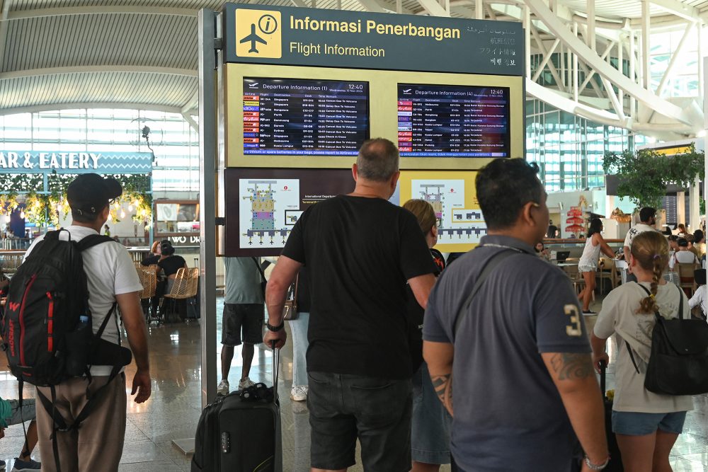 Passagiere auf dem Flughafen Ngurah Rai im balinesischen Denpasar