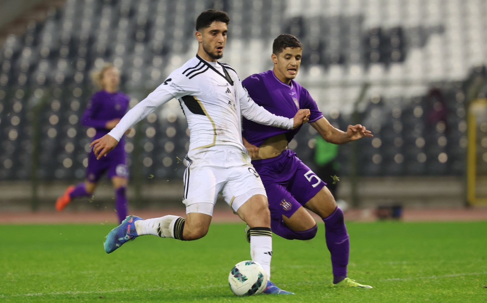 Emrehan Gedikili (AS Eupen) und Ismael Baouf (RSCA Futures) kämpfen um den Ball