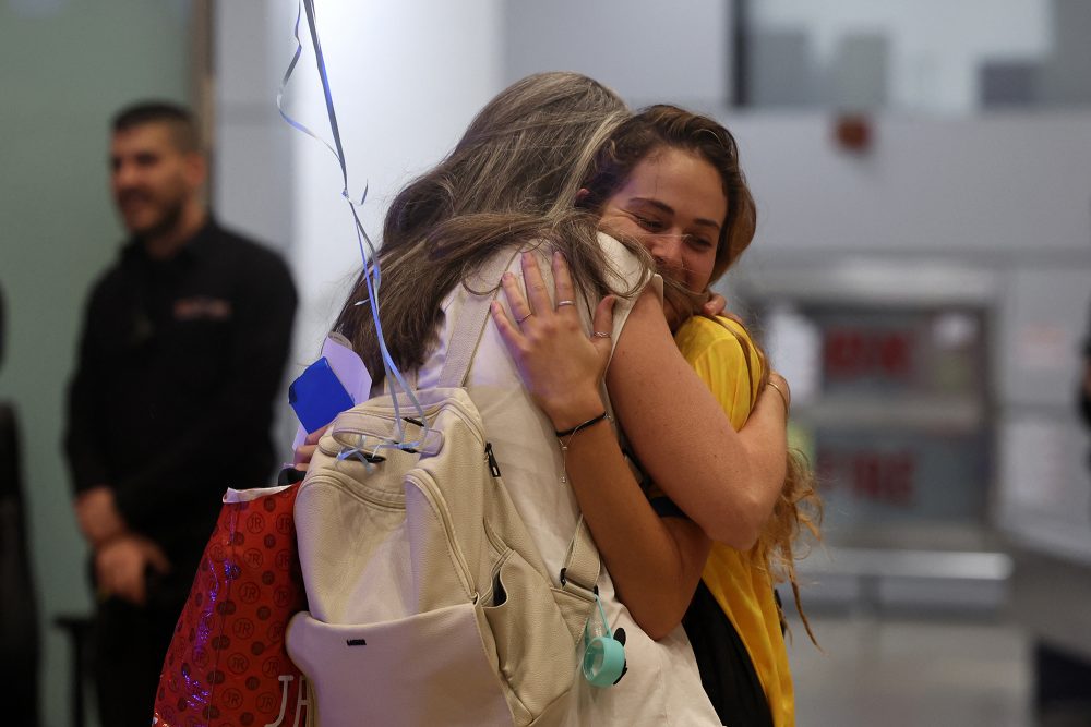 Zwei Frauen fallen sich am Flughafen in Tel Aviv in die Arme