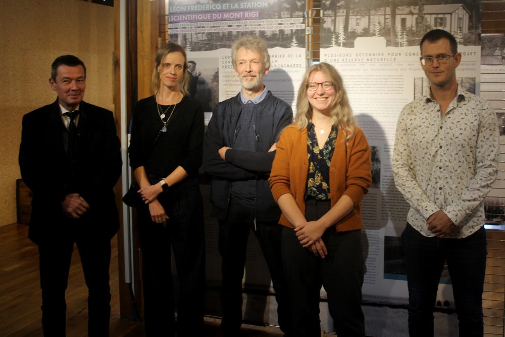 Pascal Poncin (Vizerektor der Universität Lüttich), Laurane Winandy (Direktorin der Wissenschaftlichen Station Hohes Venn), Kurator Serge Nekrassoff, Kuratorin Océane Mest und Sébastien Hoornaert, Generalkoordinator des Naturparks Hohes Venn-Eifel