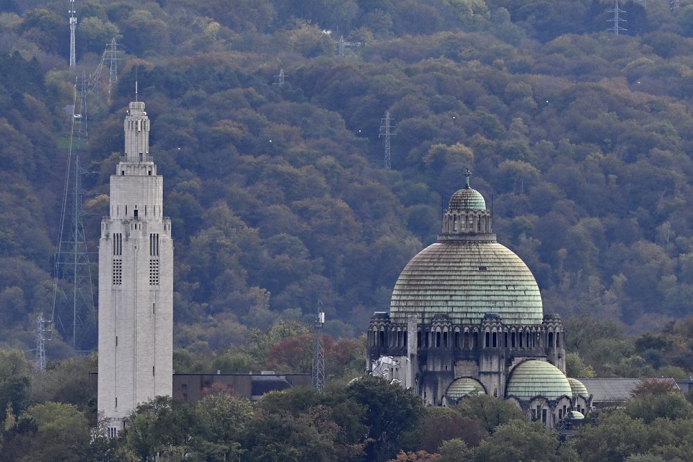 Das Weltkriegsdenkmal links, die Basilika von Cointe rechts