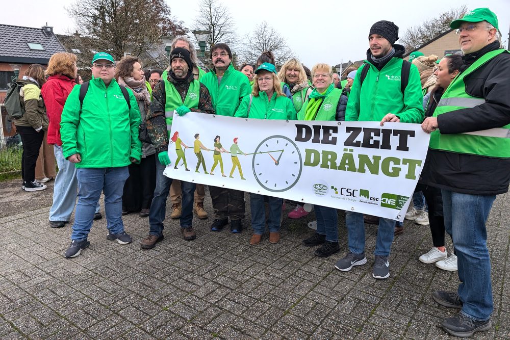 CSC-Mitglieder mit einem Plakat mit der Aufschrift: "Die Zeit drängt"