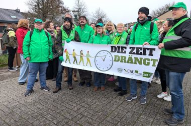 CSC-Mitglieder mit einem Plakat mit der Aufschrift: "Die Zeit drängt"