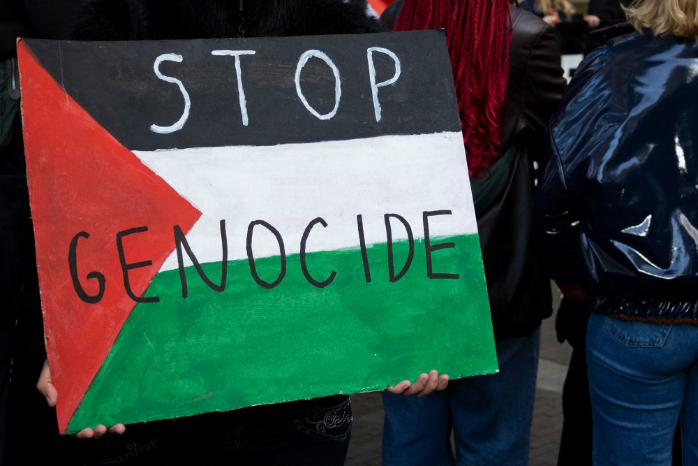 "Stoppt den Genozid"-Schild bei einer propalästinensischen Demonstration in Antwerpen