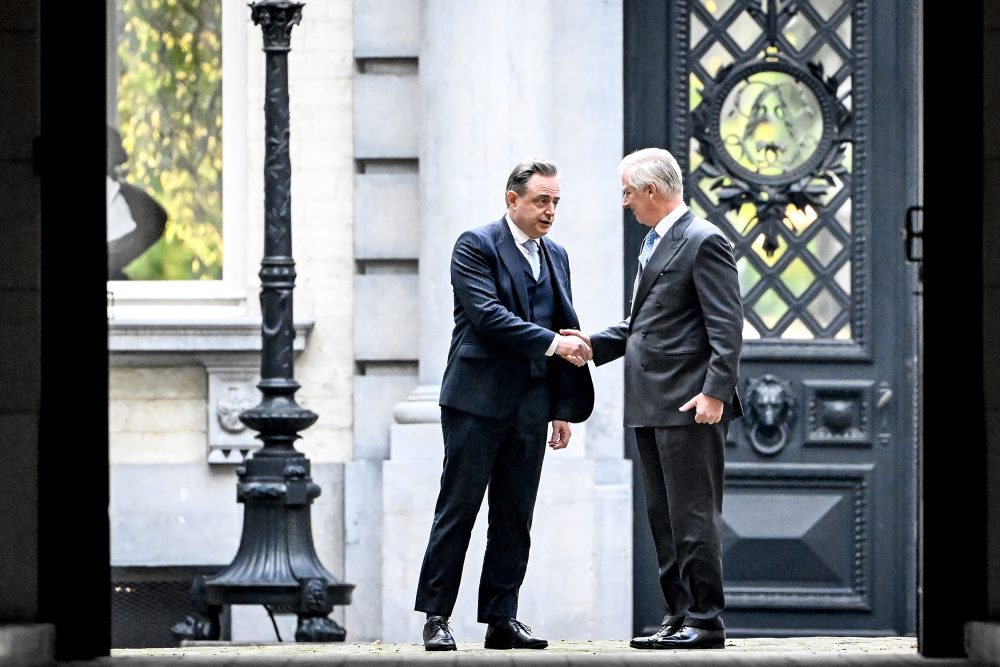 Bart De Wever und König Philippe am Dienstag vor dem Königlichen Palast in Brüssel