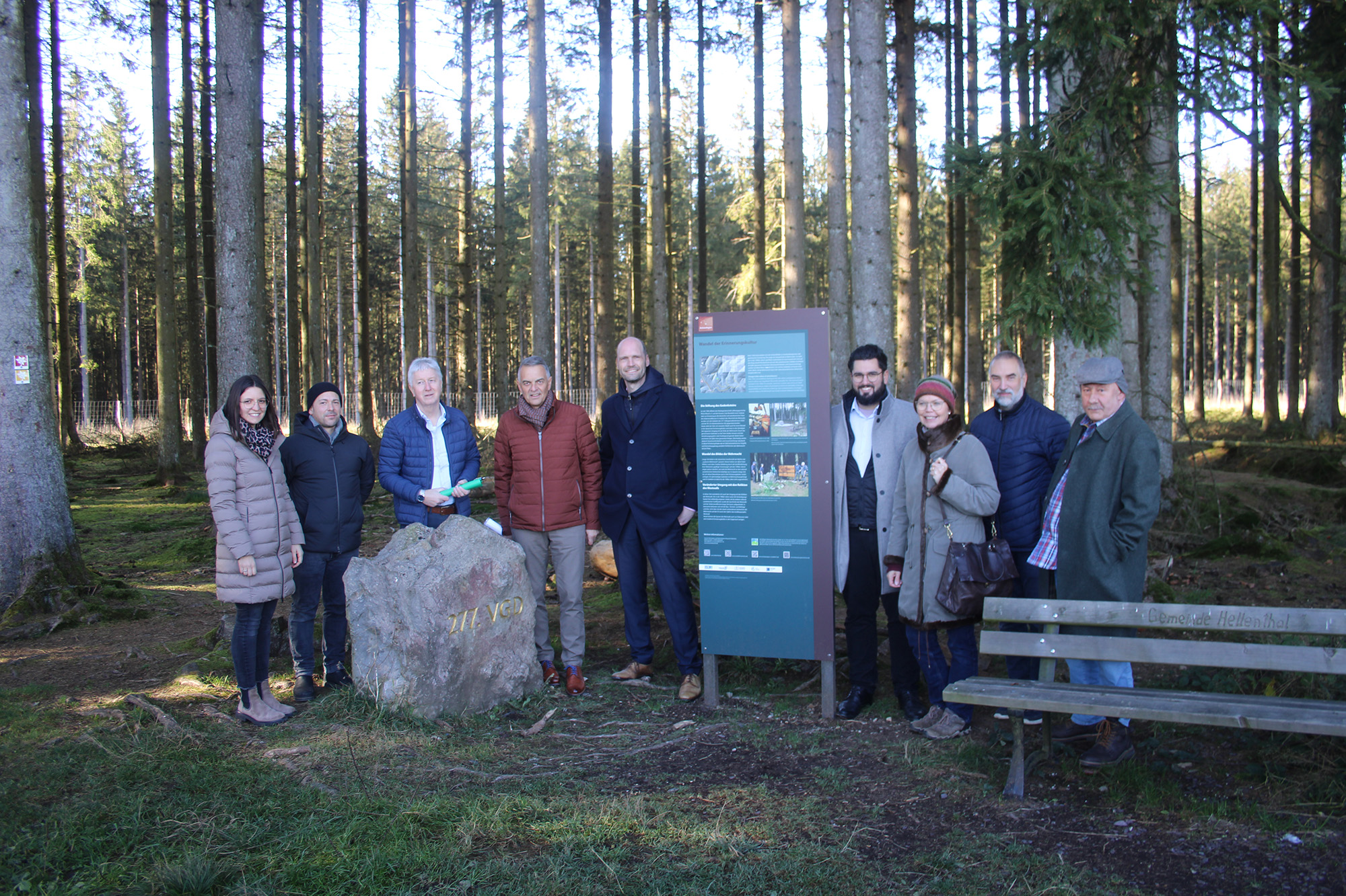 Pressetermin zur Vorstellung der erneuerten Infotafel am Gedenkstein entlang des Wanderwegs Eifelspur "Westwall"