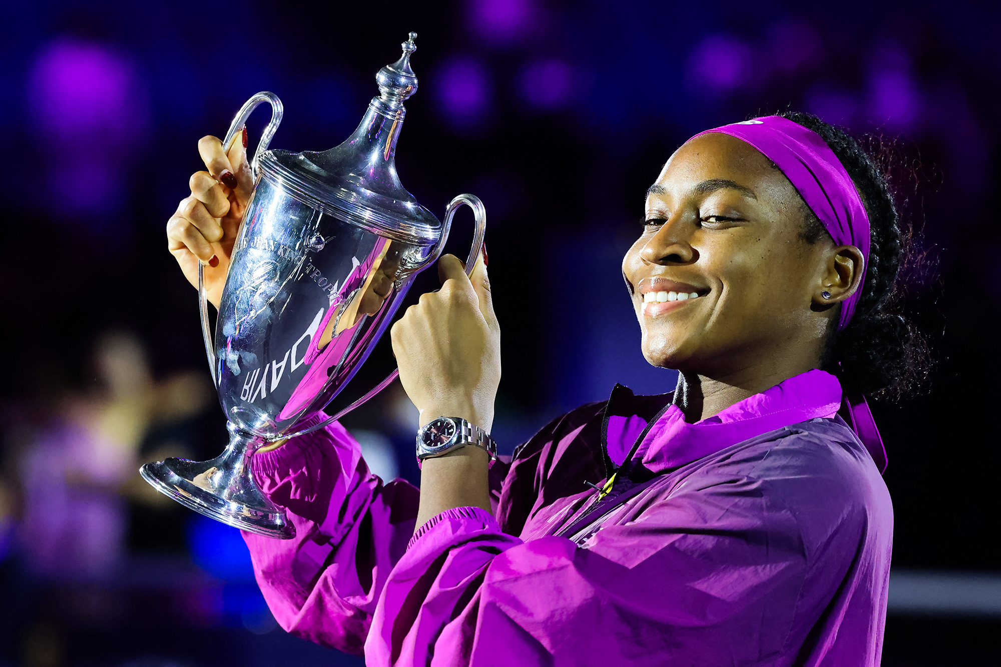 Coco Gauff mit dem Pokal der WTA Finals