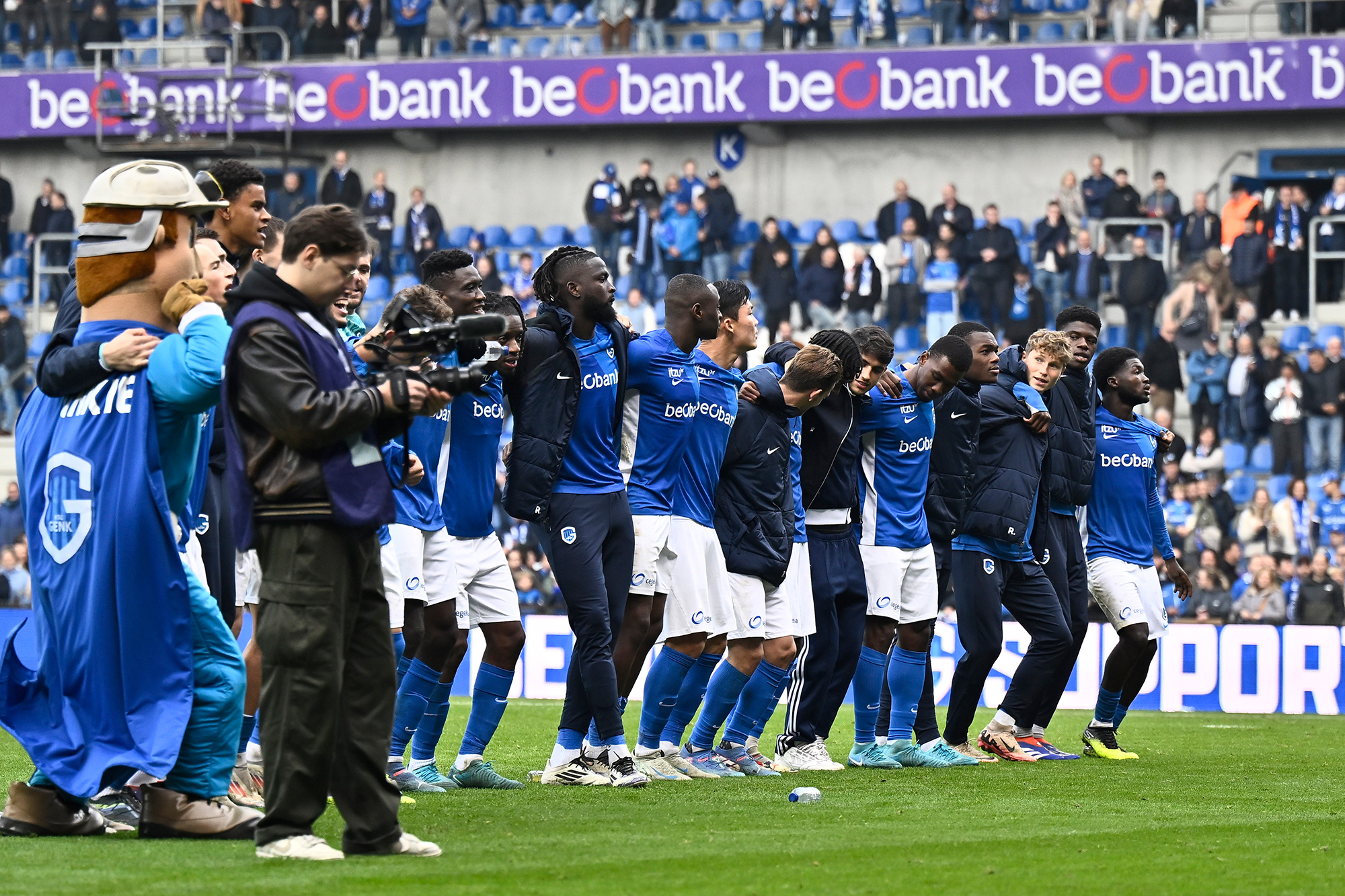 Die Spieler des KRC Genk bejubeln den 2:0-Sieg gegen Antwerp