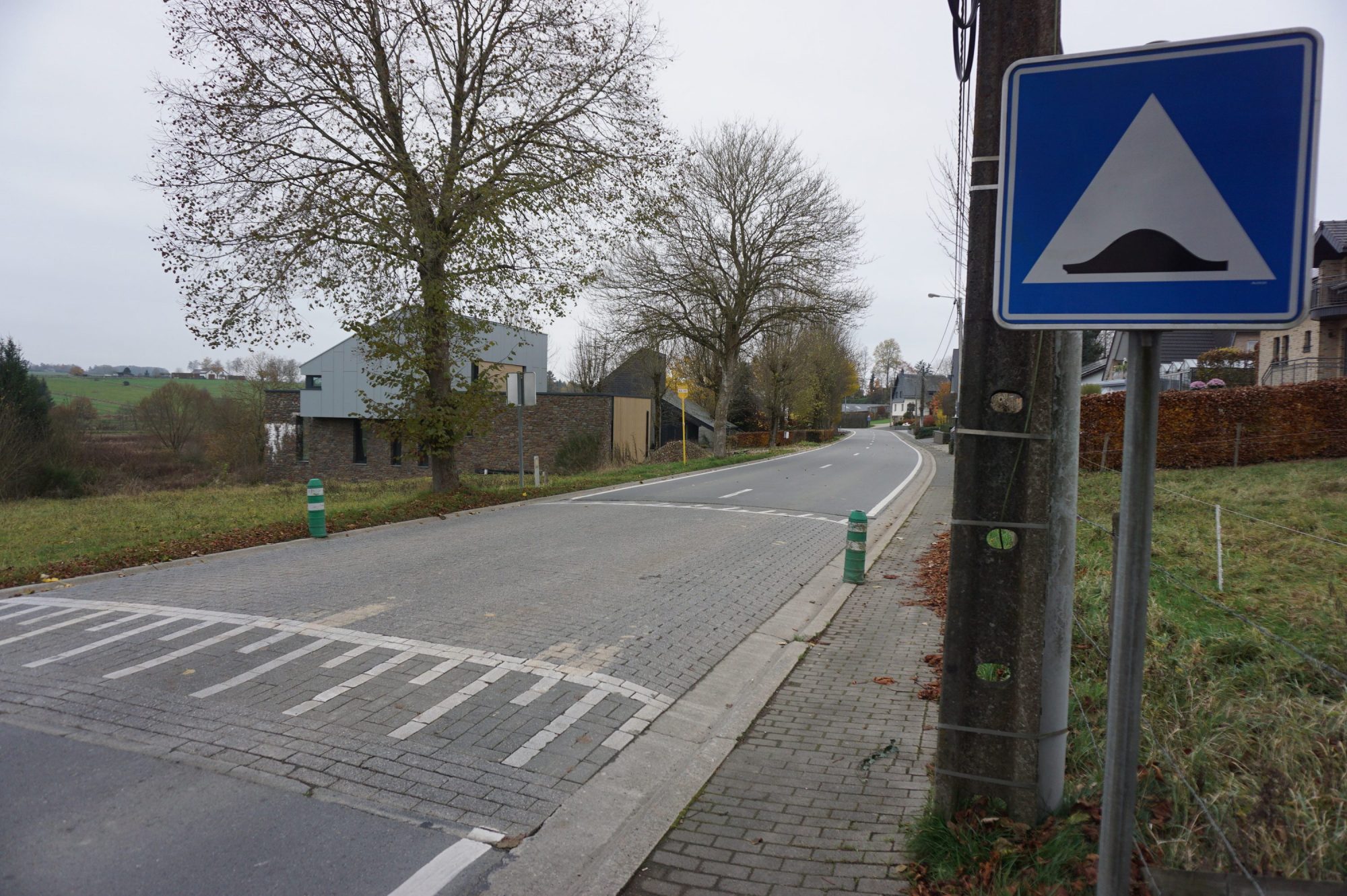 Die Fahrbahnerhebung im Ameler Ortsteil Heiderfeld soll verschwinden (Bild: Stephan Pesch/BRF)