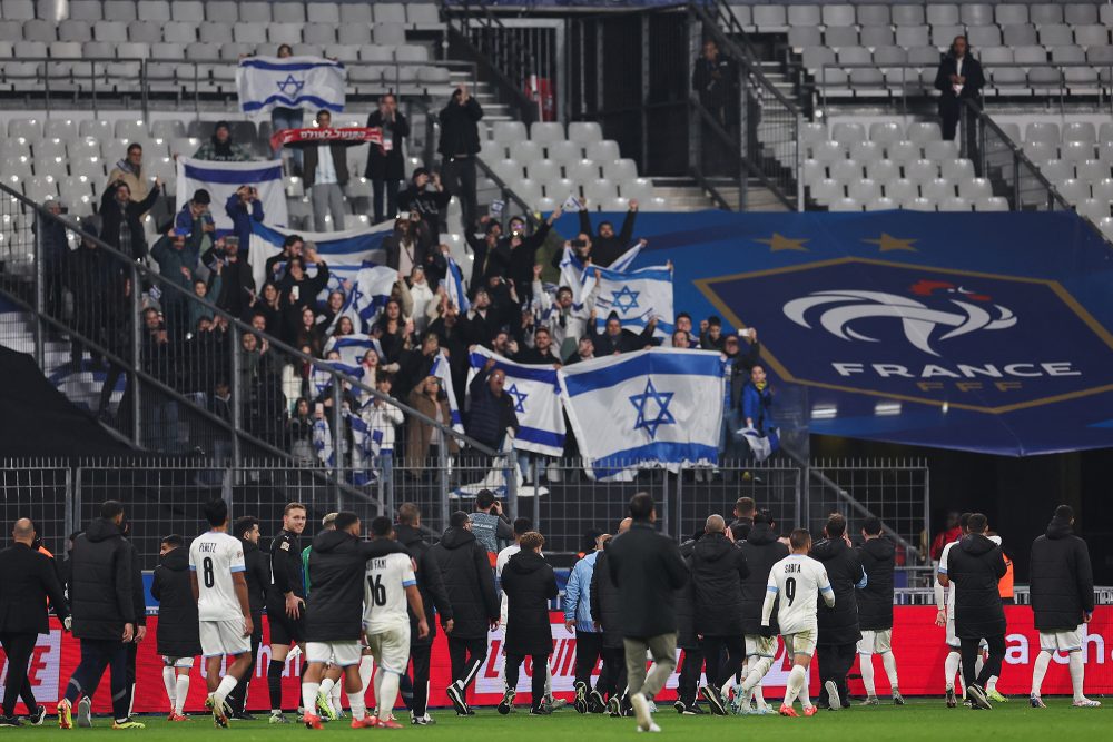 Die israelischen Spieler bedanken sich bei ihren Fans