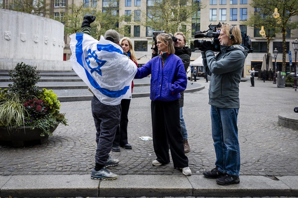 Israelischer Fußballfan gibt Interviews in Amsterdam am Tag nach dem Spiel