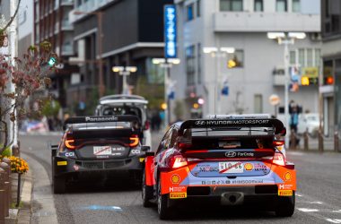 Ein Toyota-Rally1-Fahrzeug und ein Hyundai-Rally1-Fahrzeug in den Straßen von Toyota