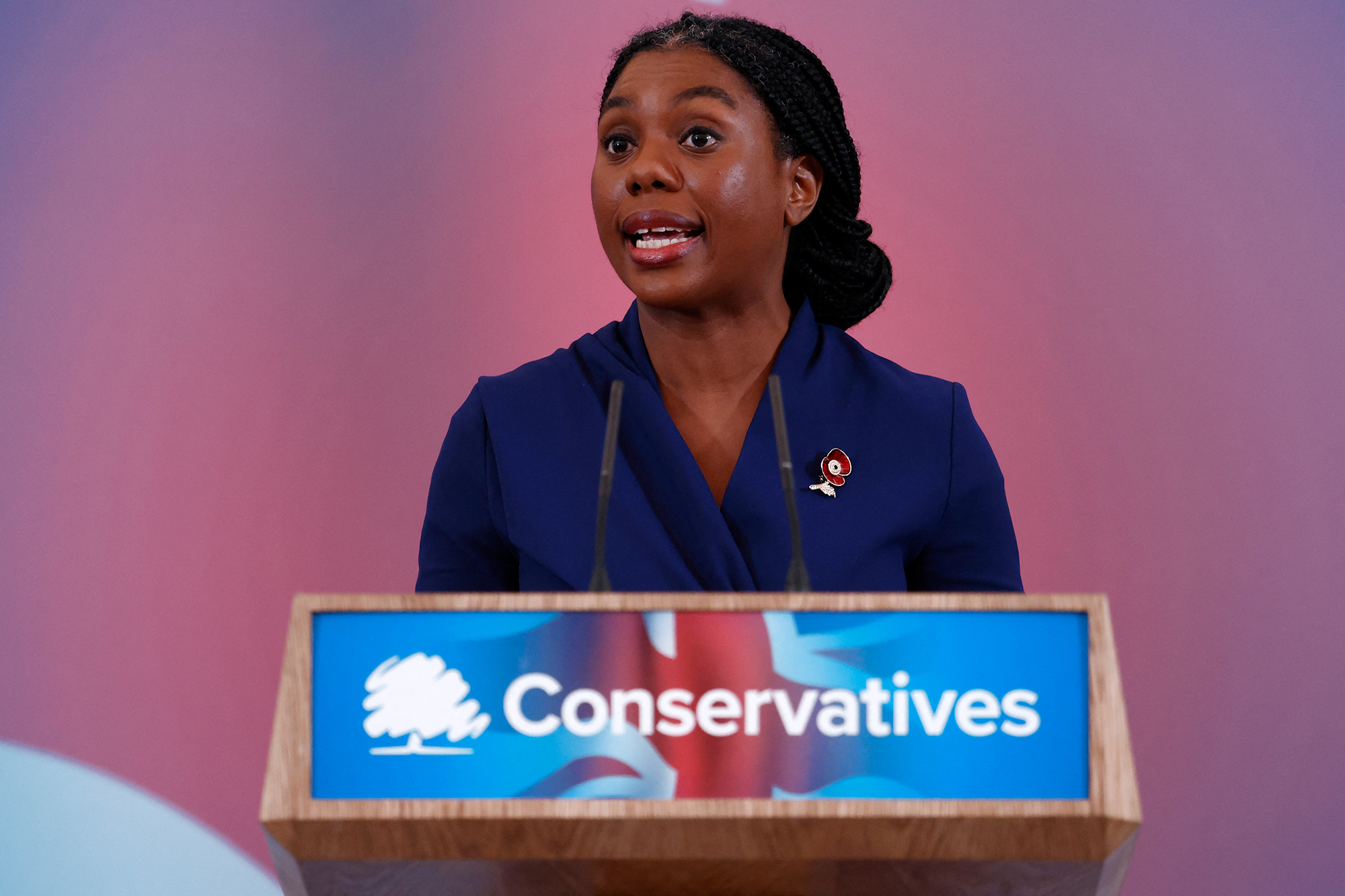 Kemi Badenoch hält nach ihrer Wahl zur neuen Vorsitzenden der Konservativen Partei in Großbritannien eine Rede