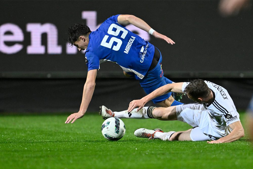 Scott Kennedy im Zweikampf mit Robin Mirisola beim Spiel gegen Genk am 27. September