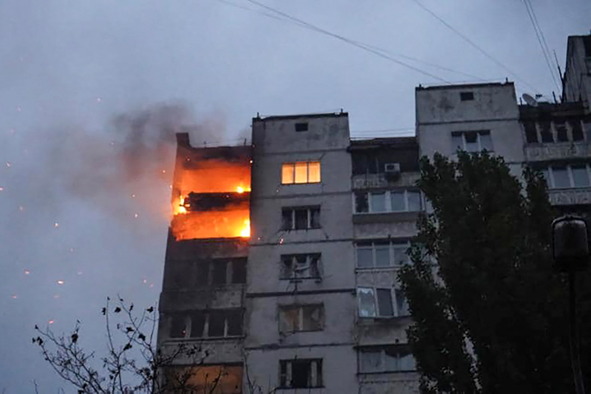 Nach einem russischen Luftangriff brennt es in einem Hochhaus in Kiew