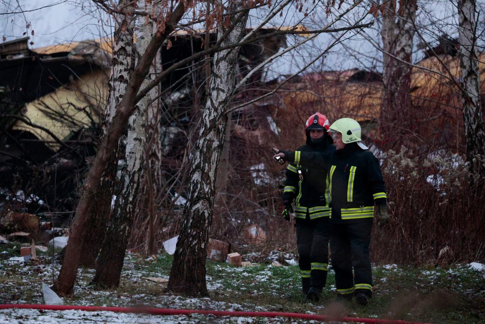 Ein Frachtflugzeug war knapp neben einem Wohngebäude in Litauen abgestürzt