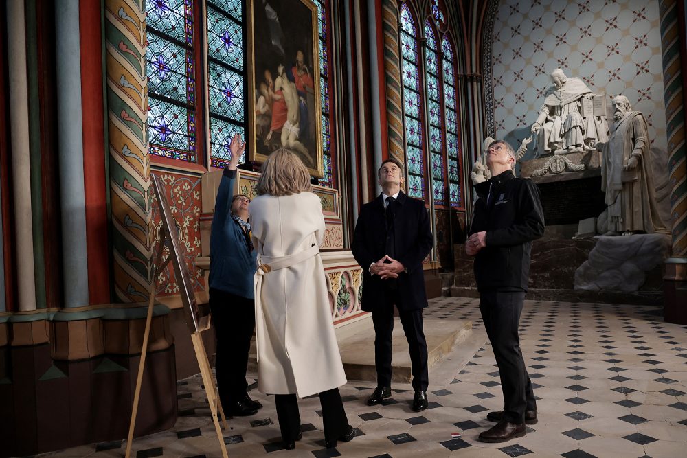 Frankreichs Präsident Emmanuel Macron besucht die restaurierte Kathedrale Notre-Dame in Paris