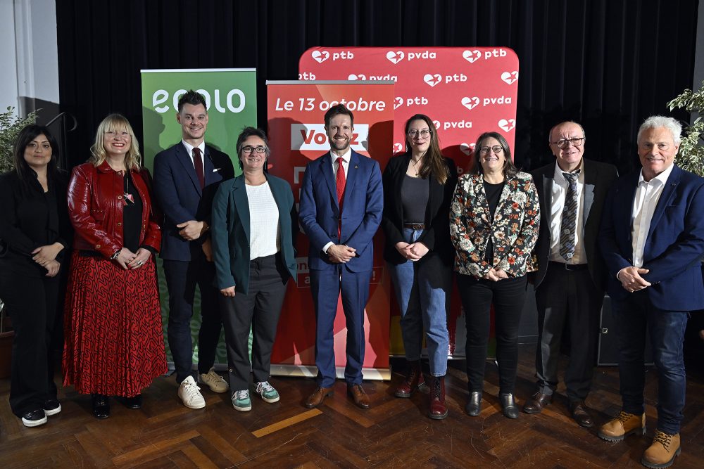 Die Mitglieder der neuen Regierung in Mons aus PS, Ecolo und PTB posieren auf der Pressekonferenz für ein Gruppenfoto