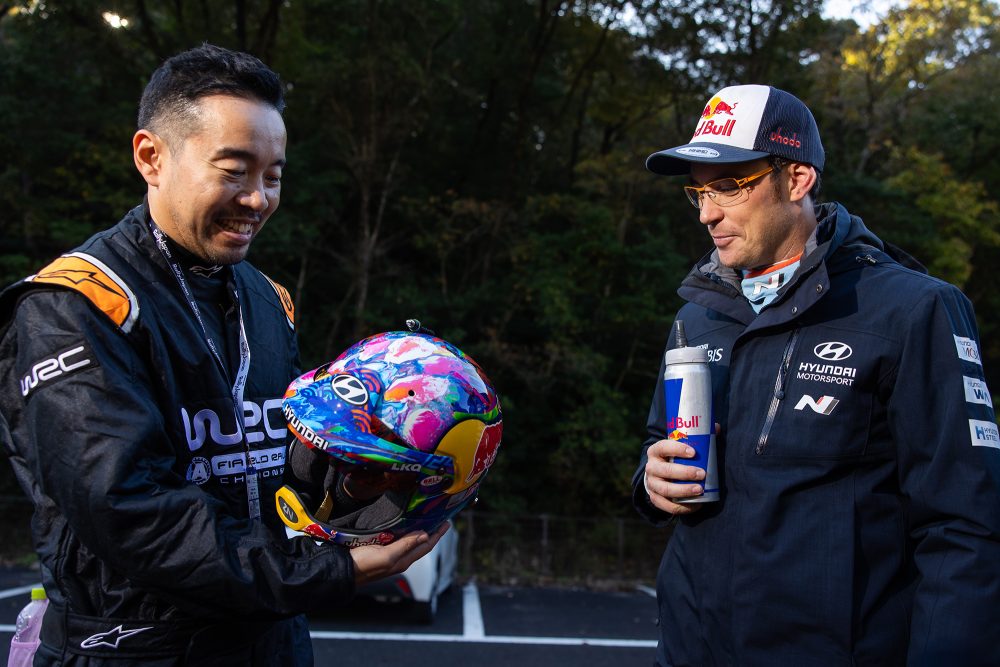 Der japanische Künstler Tadaomi Kawasaki und Rallye-Fahrer Thierry Neuville