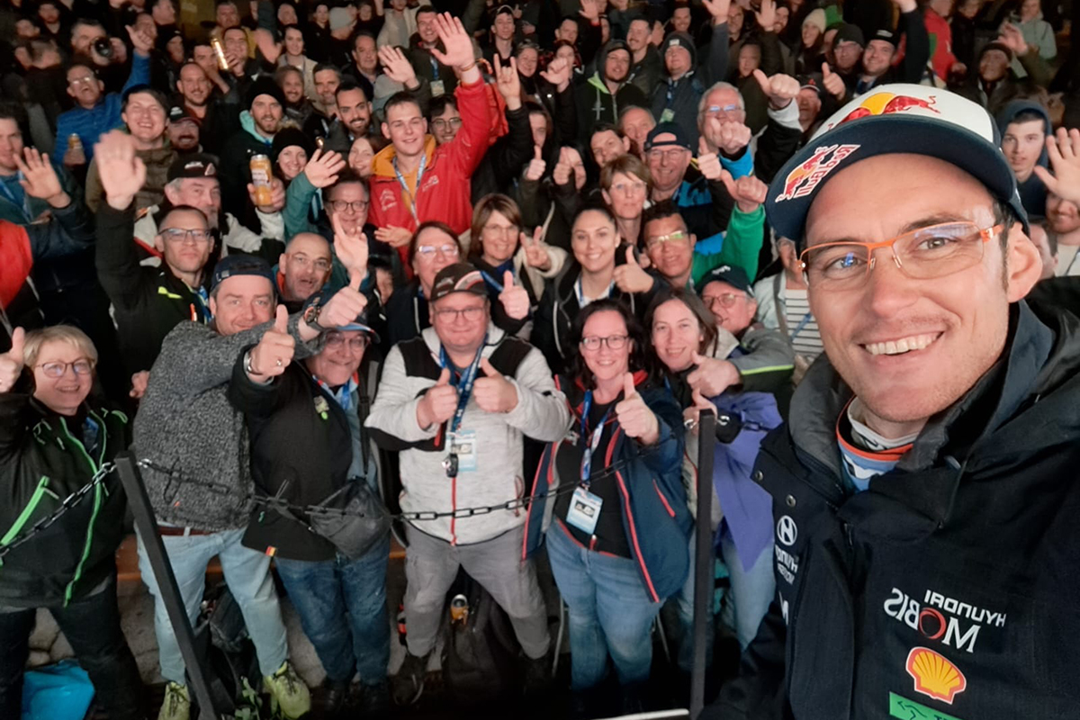 Thierry Neuville macht ein Selfie mit seinen Fans bei der Rallye Kroatien