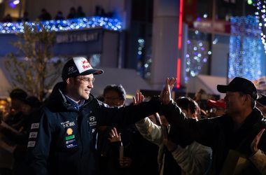 Thierry Neuville klatscht einen japanischen Fan ab