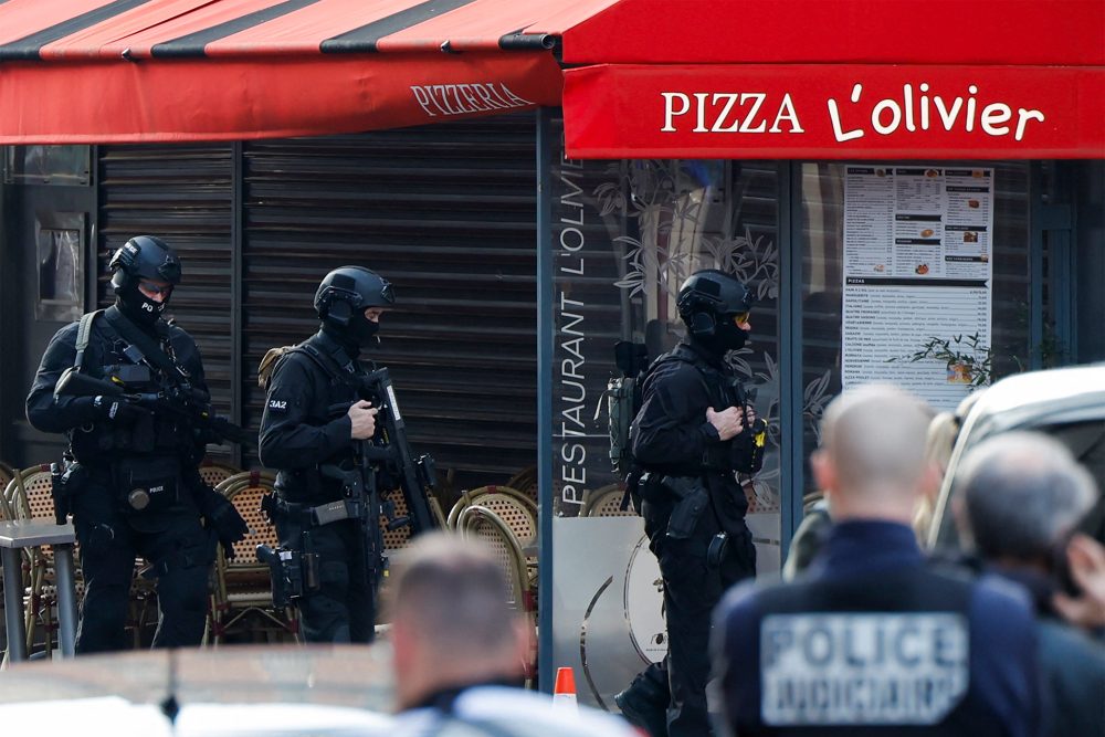 Spezialeinsatzkräfte der Polizei während einer Geiselnahme in dem Pariser Vorort Issy-les-Moulineaux