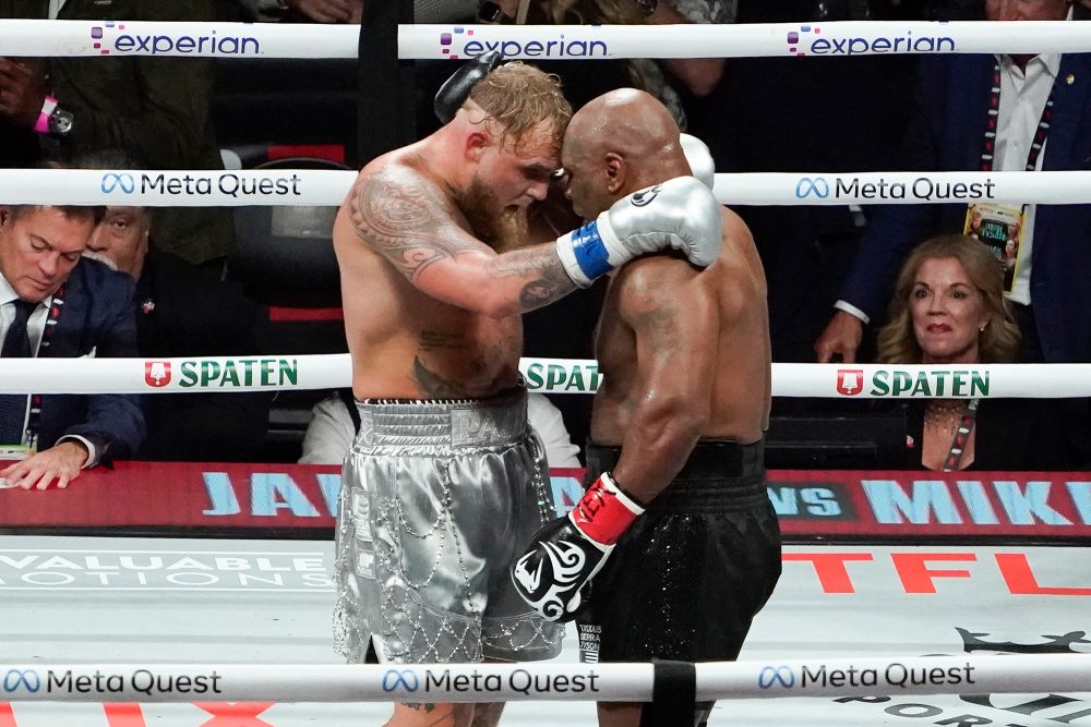 Jake Paul und Mike Tyson nach ihrem Boxkampf