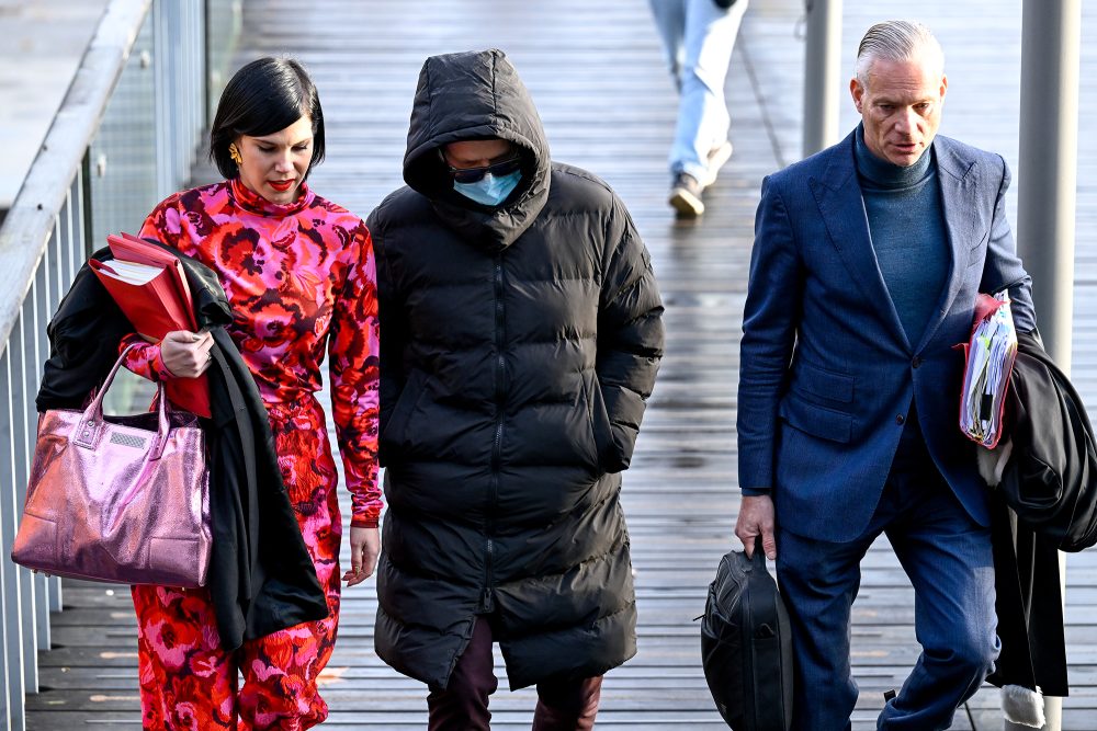 Sven Pichal mit seinen Anwälten Davina Simons und Walter Damen vor dem Prozessauftakt in Antwerpen