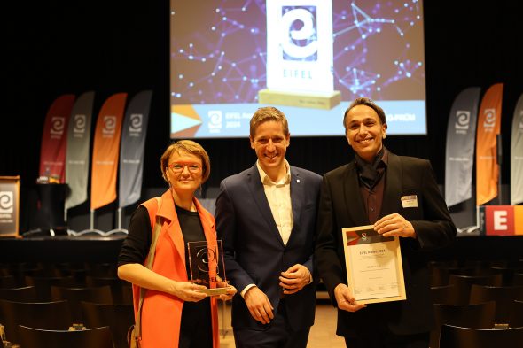 Markus Ramers – Präsident der Zukunftsinitiative Eifel, überreicht den Innovationspreis Eifel Award 2024 am Benjamin Fleig und Jana Rusch