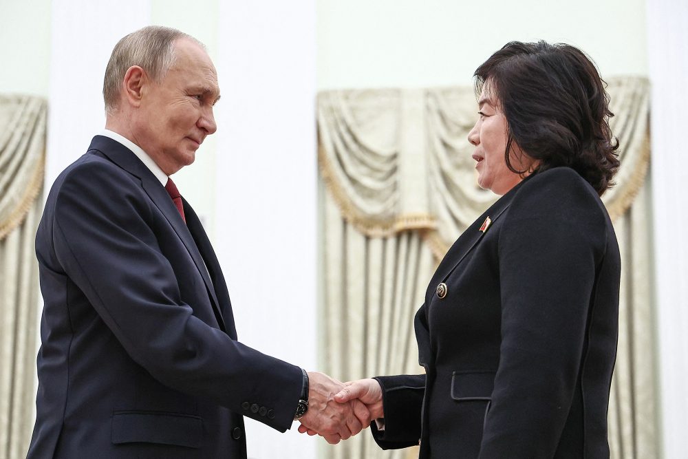 Russlands Präsident Wladimir Putin mit Nordkoreas Außenministerin Choe Son Hui