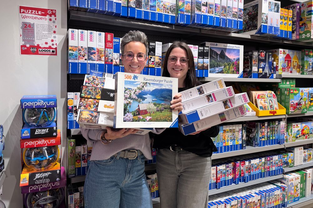 Melanie Vomberg und Sabine Weynand von Logos laden zum Puzzle-Wettbewerb ein