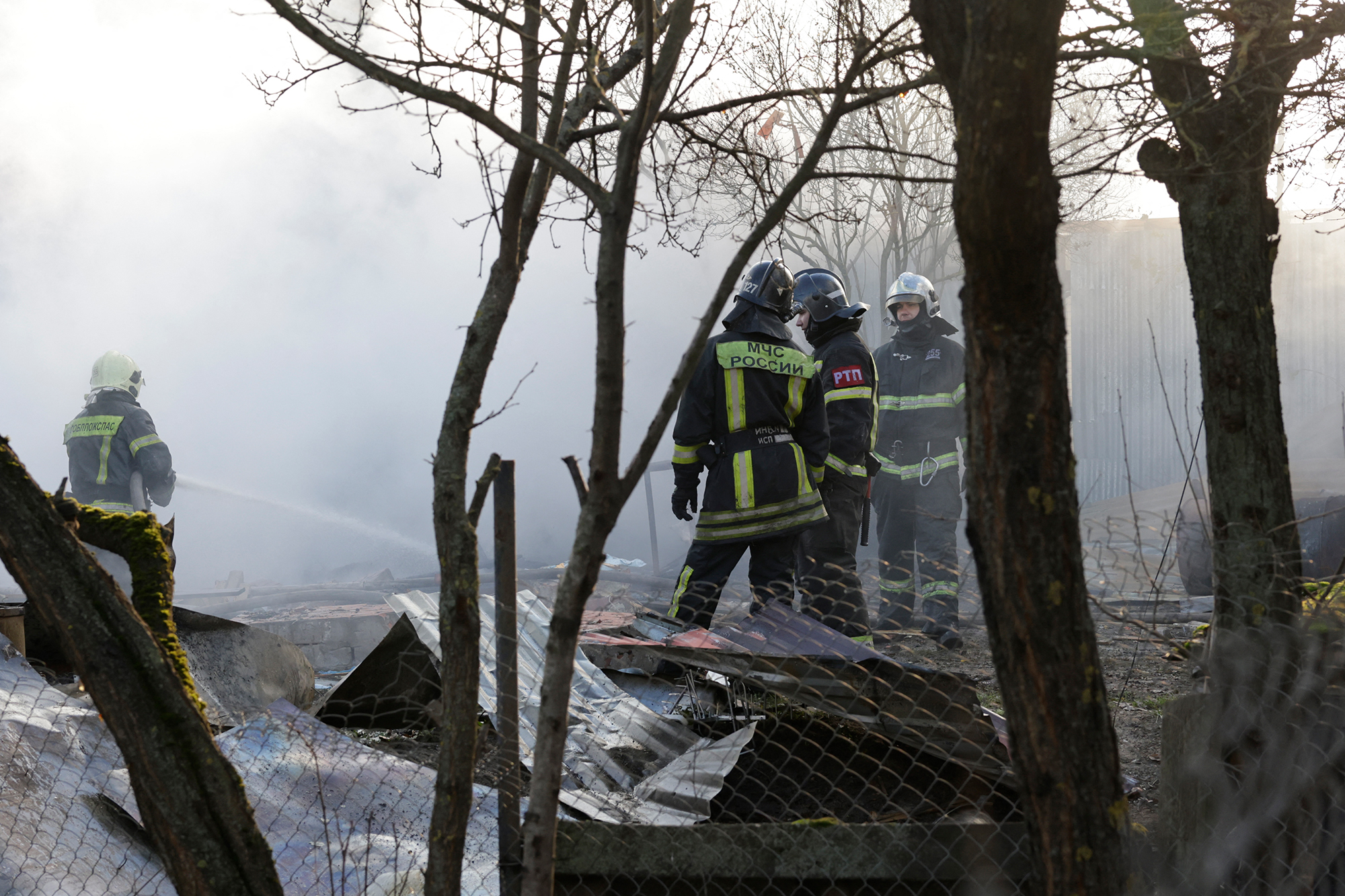 Rettungskräfte im Dorf Stanovoye in der Region Moskau nach einem Drohnenangriff am Sonntag