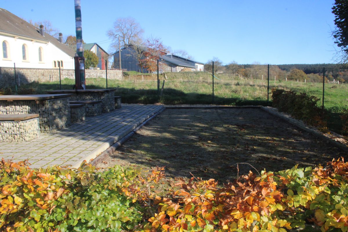 Seniorendorfhaus in Grüfflingen: Außenbereich mit Petanque-Platz