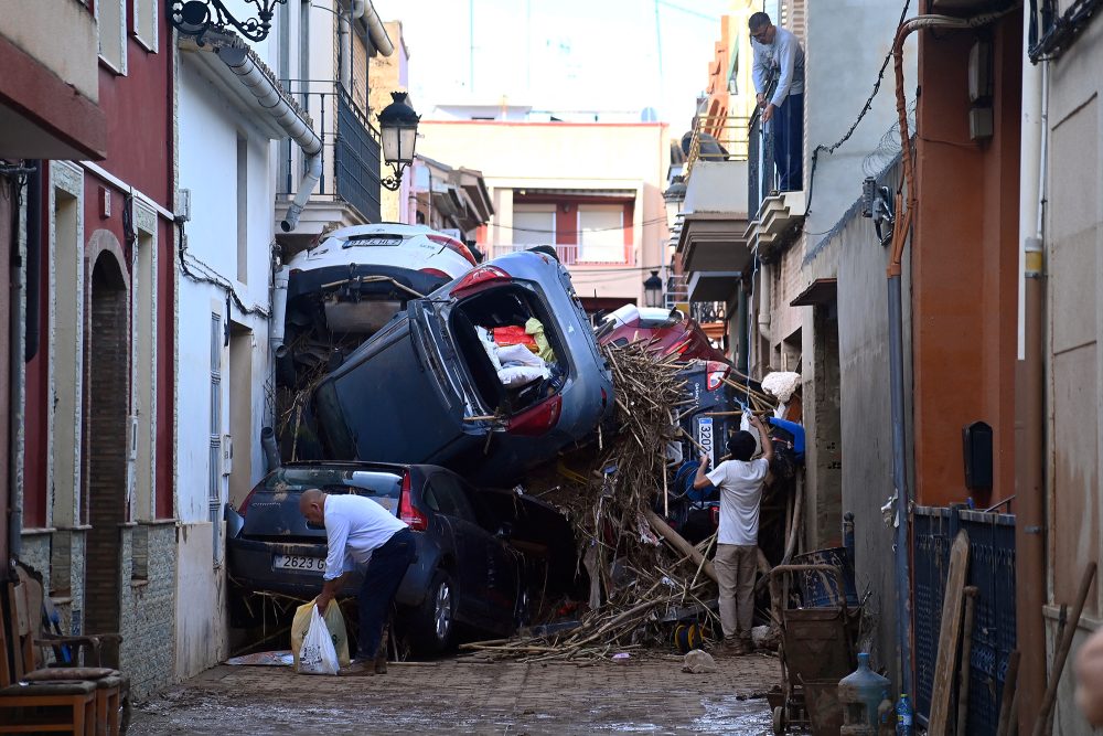 Autowraks in den Straßen von Paiporta