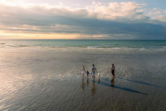 Familie beim Strandspaziergang in Middelkerke