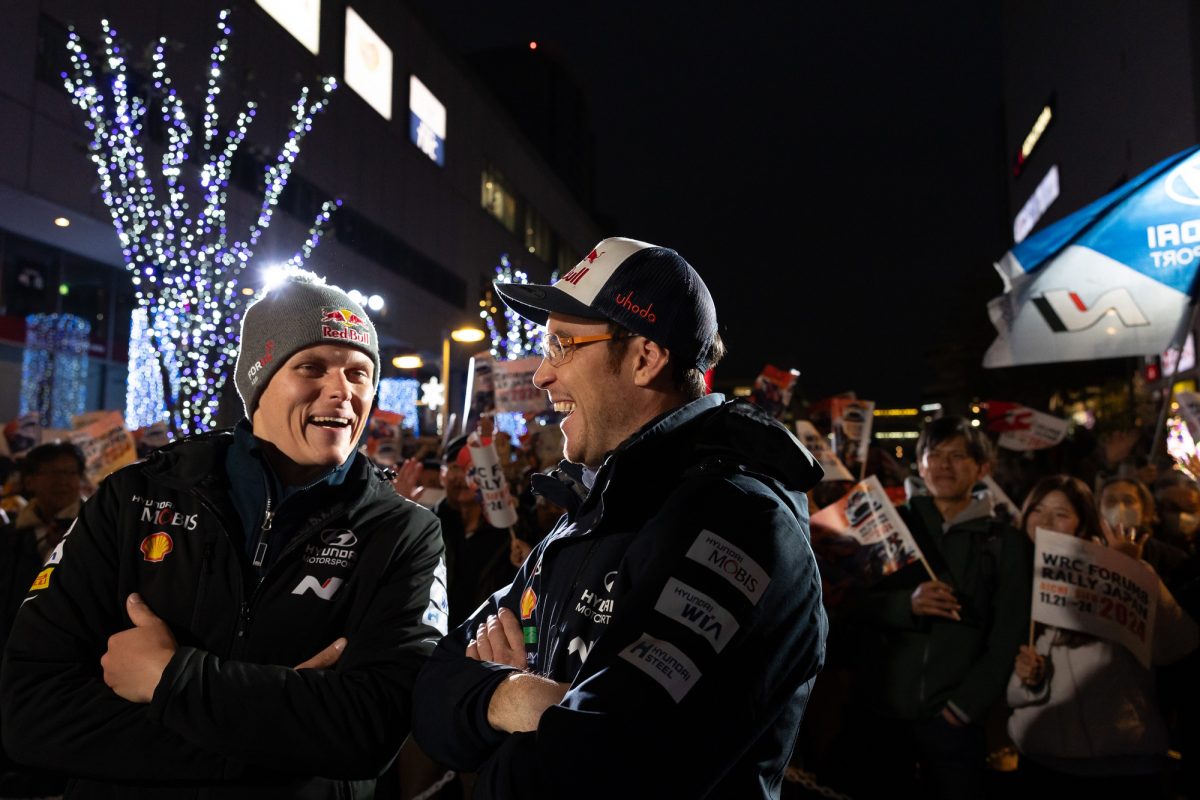 Ott Tänak und Thierry Neuville bei einem Fanmeeting in Toyota am Mittwochabend