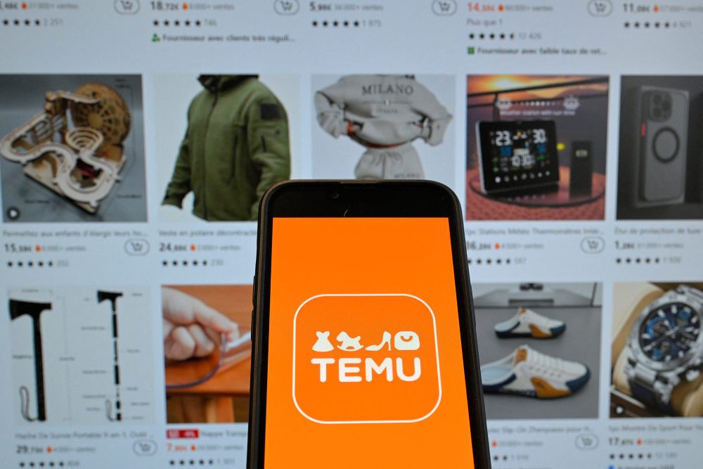 Temu-Logo auf einem Smartphone, im Hintergrund die Webseite der Verkaufsplattform