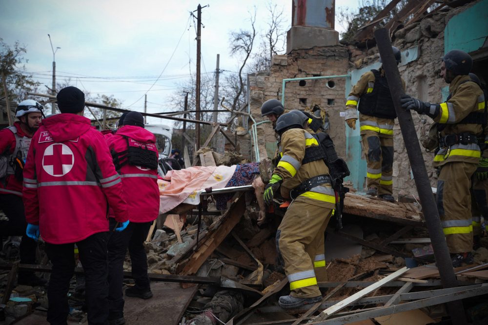 Einsatz von Rettungskräften am Sonntag in Mykolajiw nach einem russischen Drohnenangriff