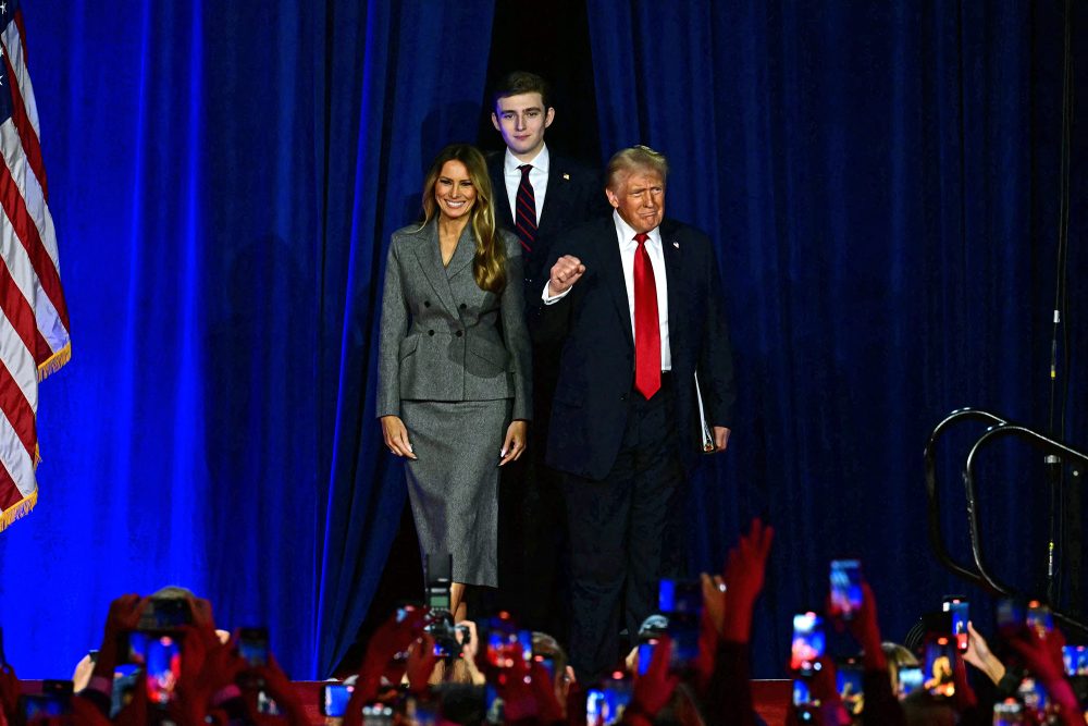 Donald Trump tritt -begleitet von seiner Frau Melania und Sohn Barron - vor Anhänger im West Palm Beach Convention Center