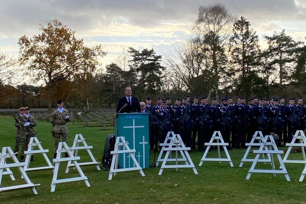 Ministerpräsident Oliver Paasch bei der Feier zum deutschen Volkstrauertag auf der Kriegsgräberstätte in Lommel