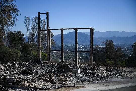 Der Metallrahmen eines Hauses, das durch den Flächenbrand zerstört wurde, steht zwischen den Trümmern in Camarillo im US-Bundesstaat Kalifornien